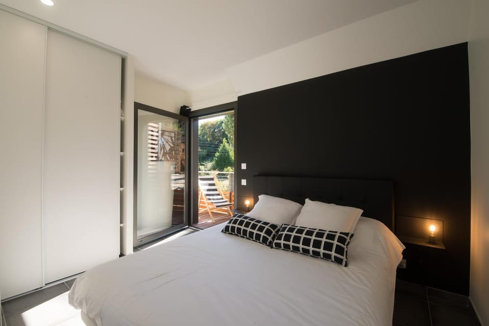 Photo of the whole room, Bedroom