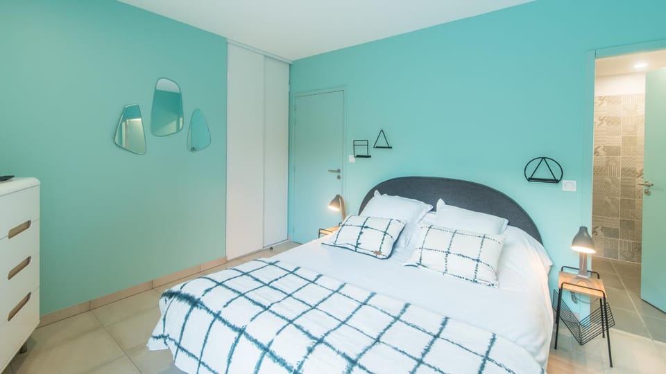 Photo of the whole room, Bedroom