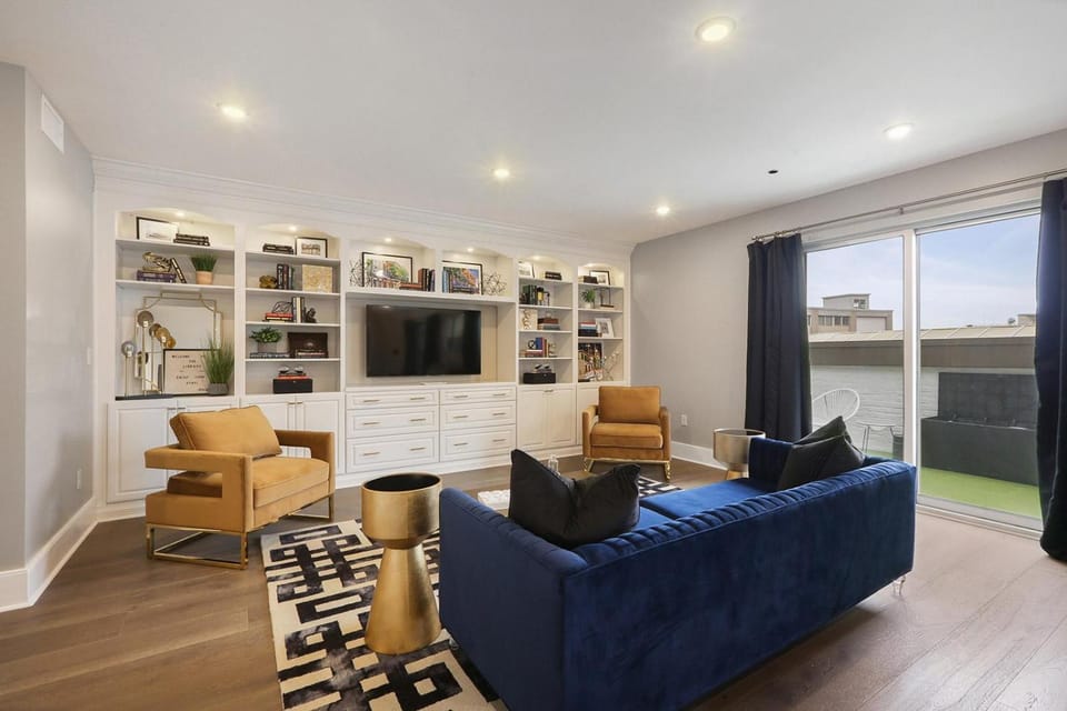The Library Apartment in Warehouse District