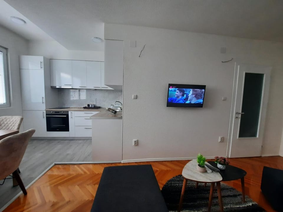 TV and multimedia, Kitchen or kitchenette, Living room, Seating area, Dining area