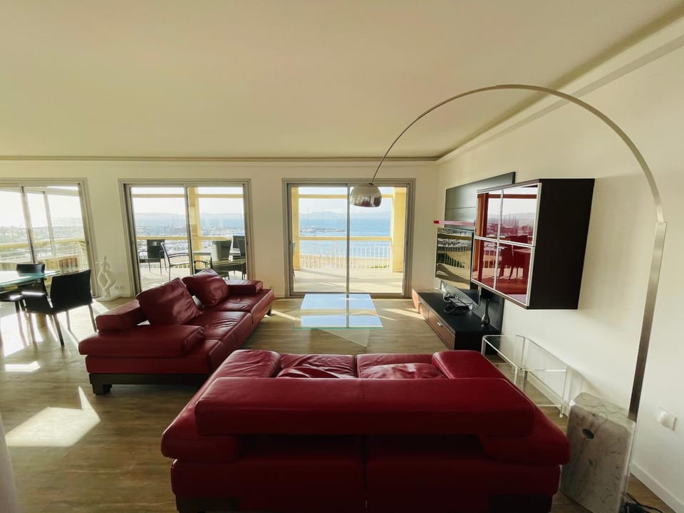 Property building, Patio, Patio, Balcony/Terrace, Balcony/Terrace, Living room