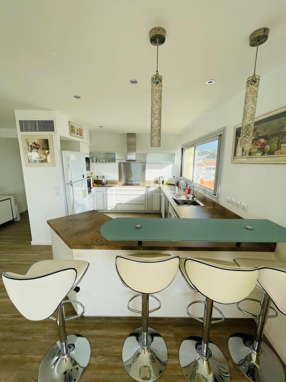 Kitchen or kitchenette, Lounge or bar