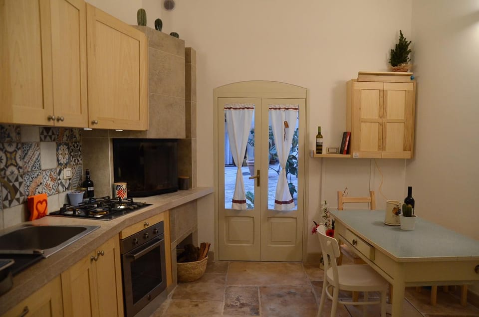 Kitchen or kitchenette, Dining area, Communal kitchen