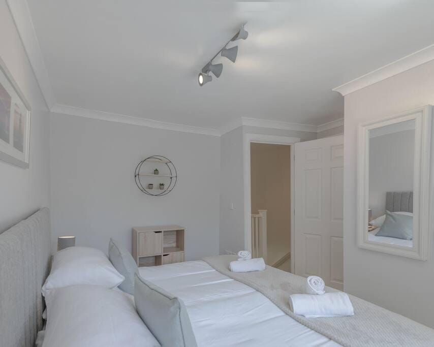 Photo of the whole room, Bedroom