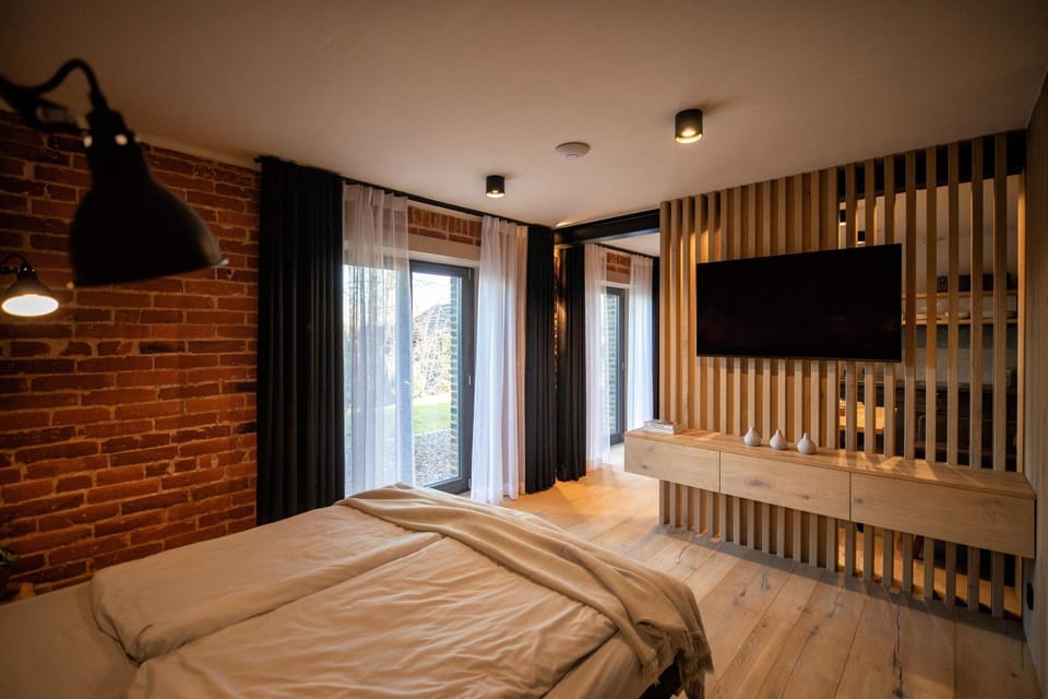 Bed, TV and multimedia, Photo of the whole room, Bedroom