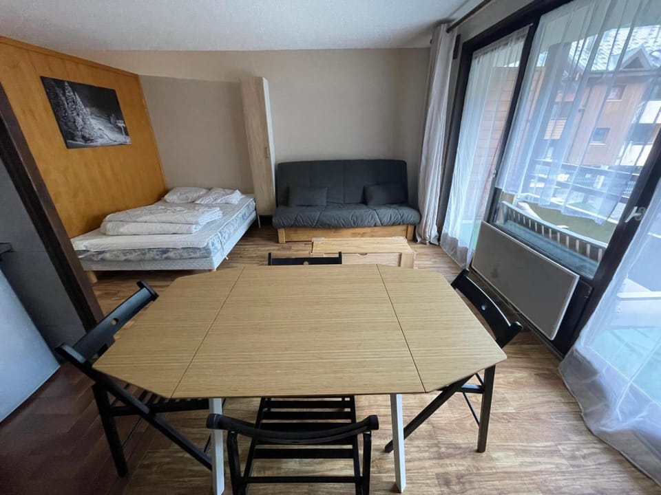 Le Relai S34 - Grand et lumineux studio avec coin montagne 4-6 pers avec WIFI, 50m des pistes, grand balcon exposé SUD, DRAPS NON COMPRIS Apartment in Haute-Savoie