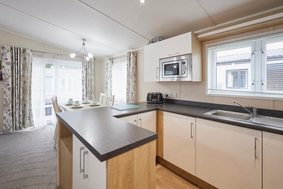 Kitchen or kitchenette, Dining area, dishwasher, oven