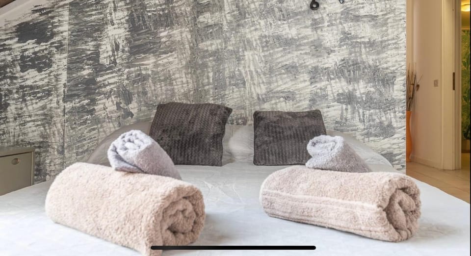 Bed, towels
