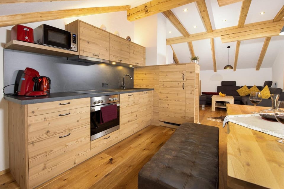 Kitchen or kitchenette, Seating area
