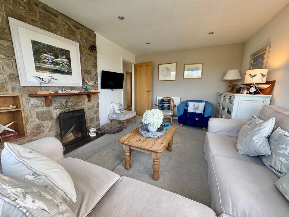 Ty Bychan- Sea Views- Pet Friendly-Secure Garden-4 Bed Apartment in Trearddur Bay