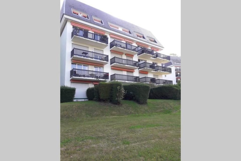 Studio cosy et terrasse-jardin superbe vue mer Apartment in Trouville-sur-Mer