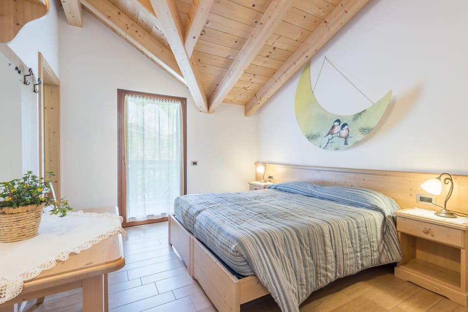 Photo of the whole room, Bedroom, Mountain view, Family