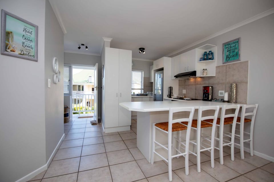 Seating area, kitchen