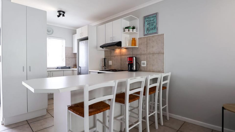 Kitchen or kitchenette, Dining area, stove