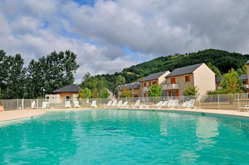 T3 la savane saint Geniez d'olt piscine chauffé dans une charmante résidence de vacances House in Occitanie