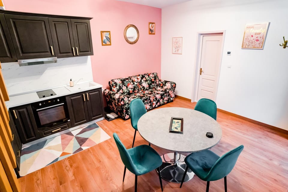 Kitchen or kitchenette, Living room, Seating area, pet friendly