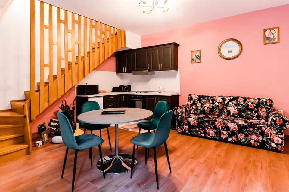 Kitchen or kitchenette, Living room, Seating area, Dining area