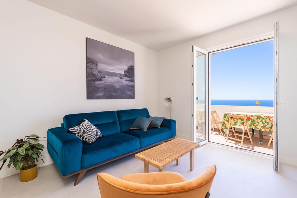 Natural landscape, TV and multimedia, View (from property/room), Balcony/Terrace, Living room, Seating area, City view, City view, Sea view, Sea view, Parking, internet, internet, air conditioner, air conditioner