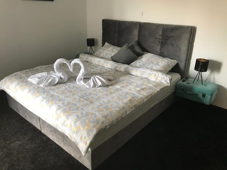 Bed, Photo of the whole room, Bedroom, towels