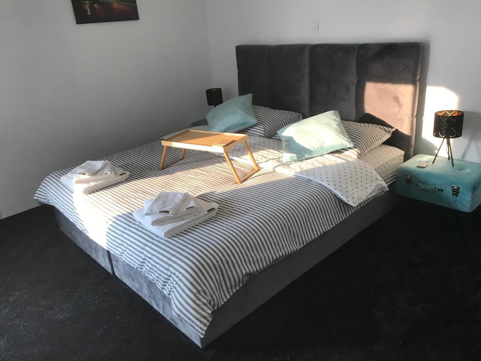Bed, Photo of the whole room, Bedroom, towels