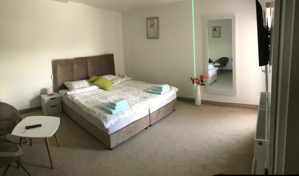 Bed, TV and multimedia, Living room, Photo of the whole room, Seating area, Bedroom, towels