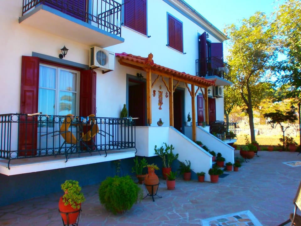 Facade/entrance, Balcony/Terrace