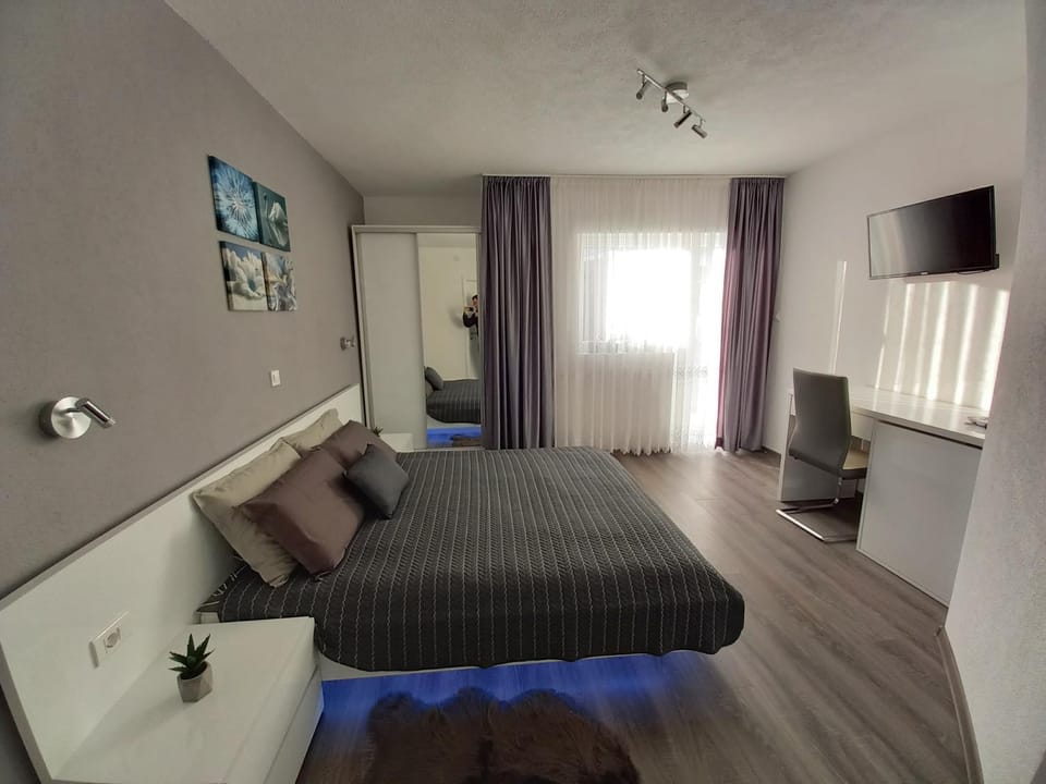 Photo of the whole room, Bedroom