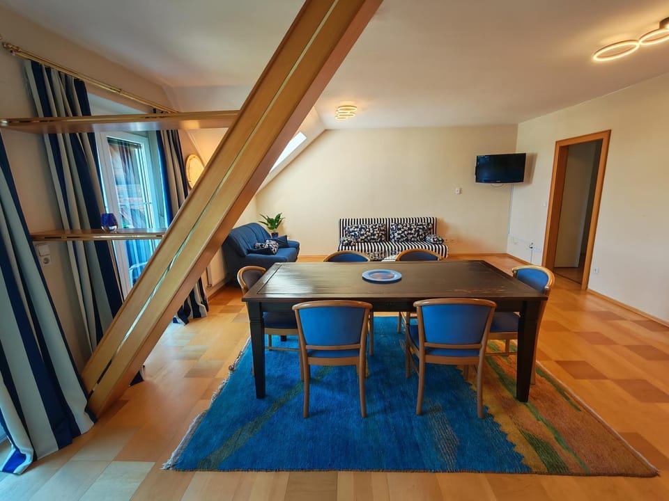 TV and multimedia, Living room, Seating area, Dining area