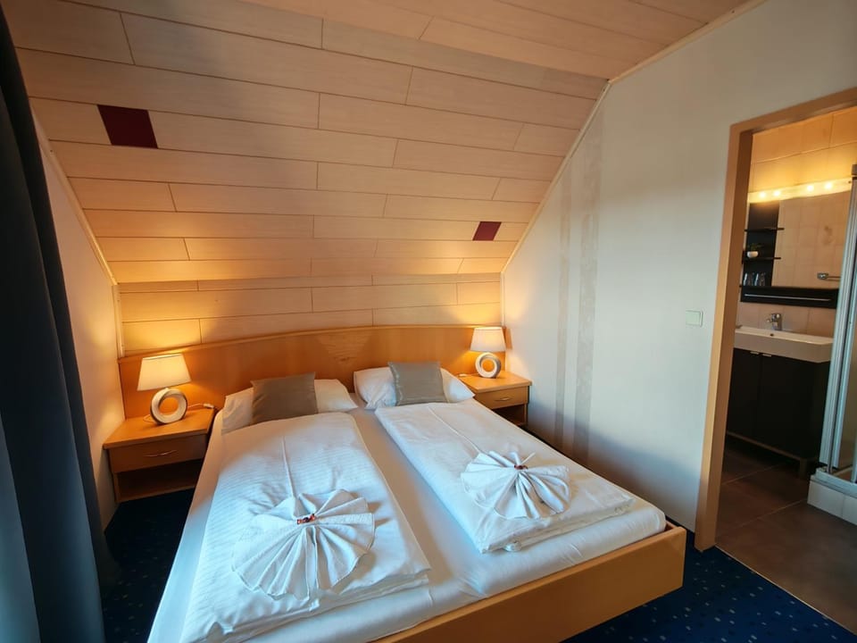 Bed, Bedroom, towels