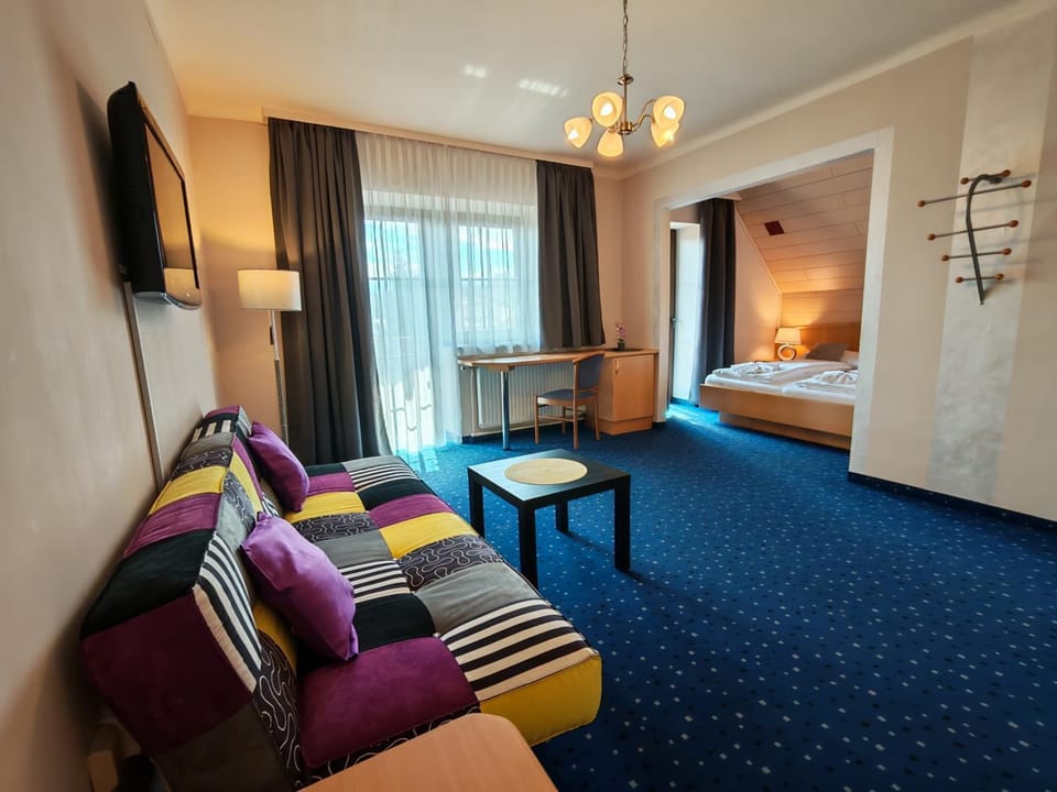 Bed, TV and multimedia, Living room, Photo of the whole room, Seating area, Bedroom