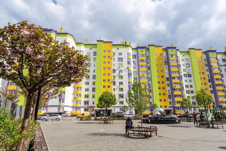 Property building, Spring, Day, Neighbourhood, Natural landscape, Street view, Location, Parking