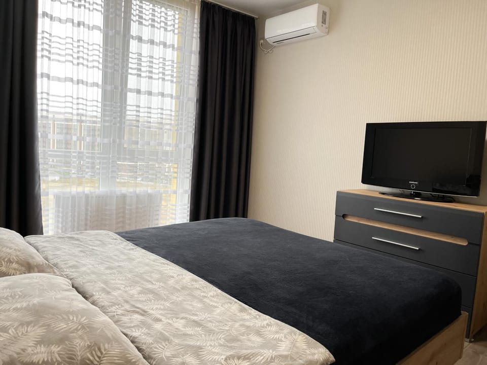 Bed, TV and multimedia, Photo of the whole room, Bedroom, air conditioner