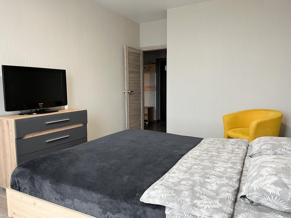 Bed, TV and multimedia, Photo of the whole room, Bedroom