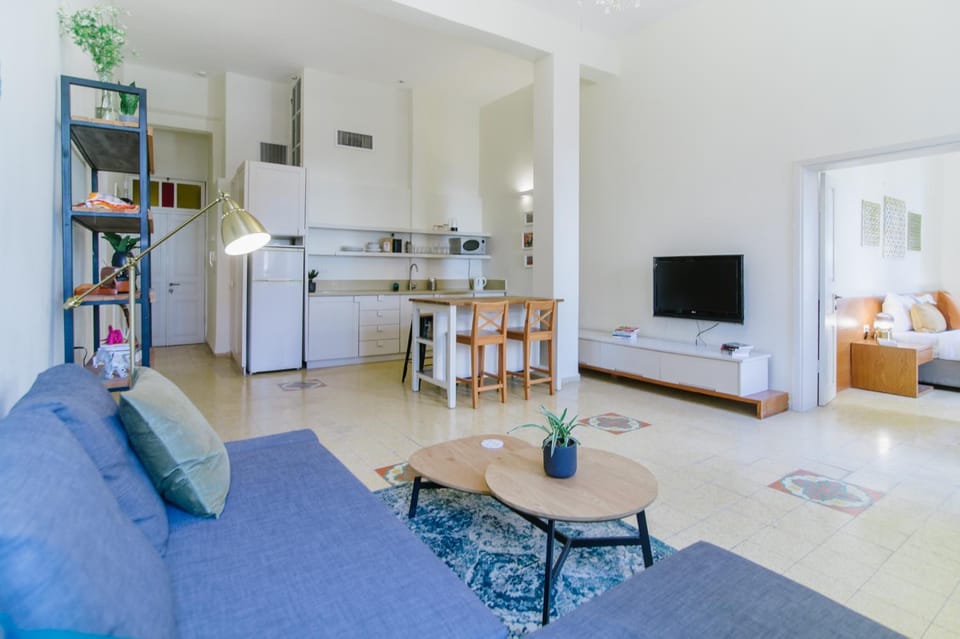 Bed, Seating area, Dining area, Bedroom