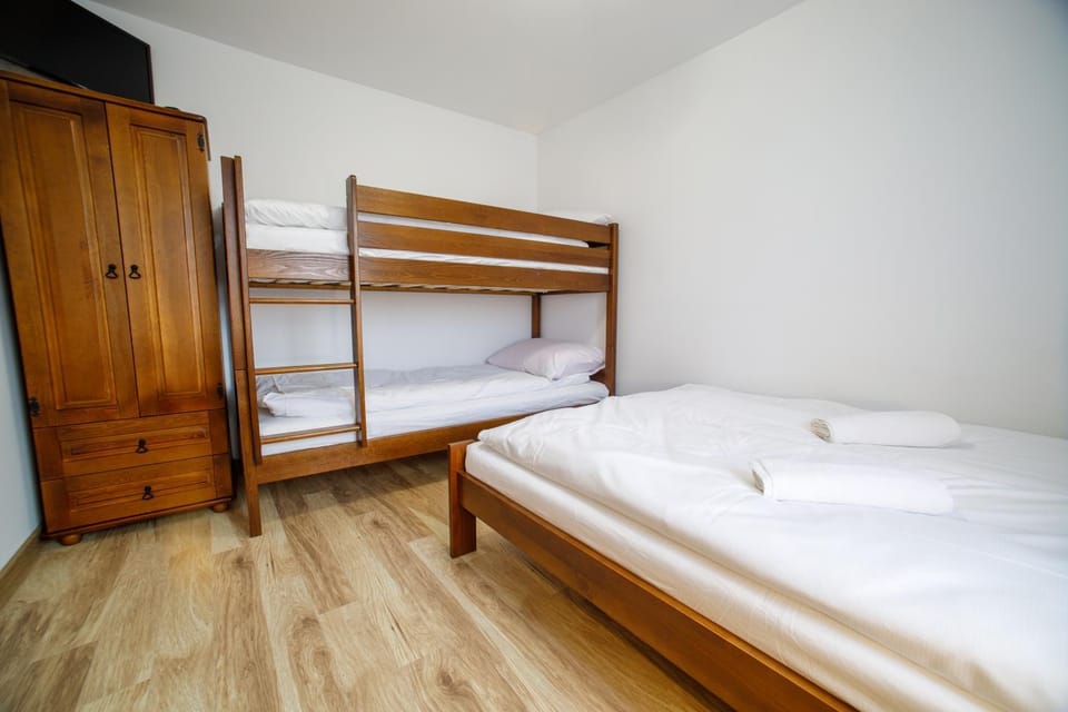 Bedroom, bunk bed