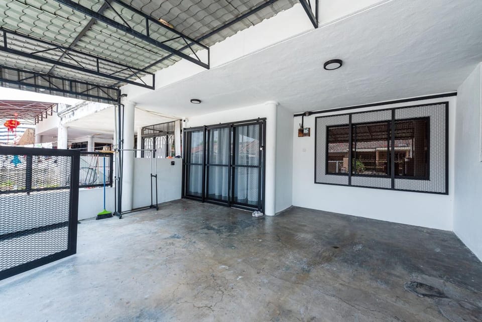 Facade/entrance, View (from property/room)