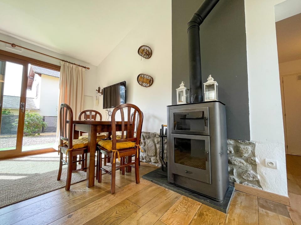 Bonita casa. Gran jardín. Con wifi. House in Cerdanya