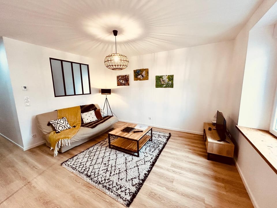 Bed, TV and multimedia, Living room