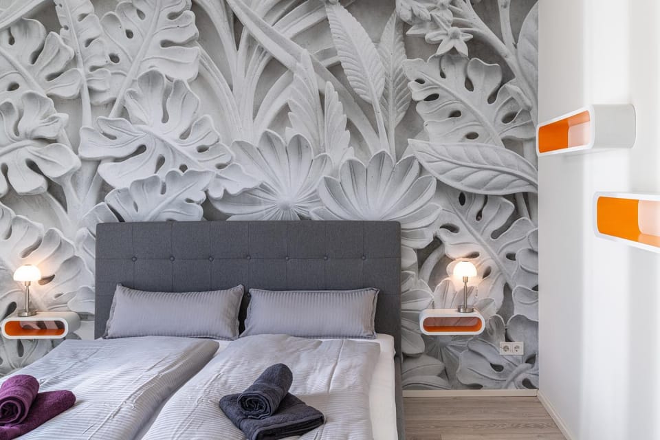 Bed, Bedroom, towels