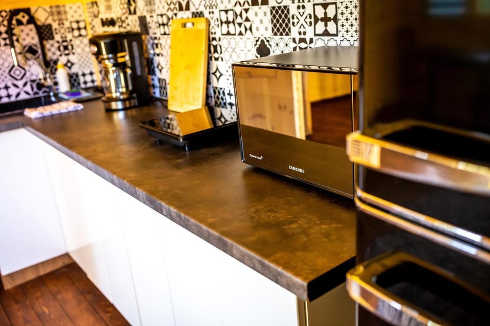 Kitchen or kitchenette, minibar