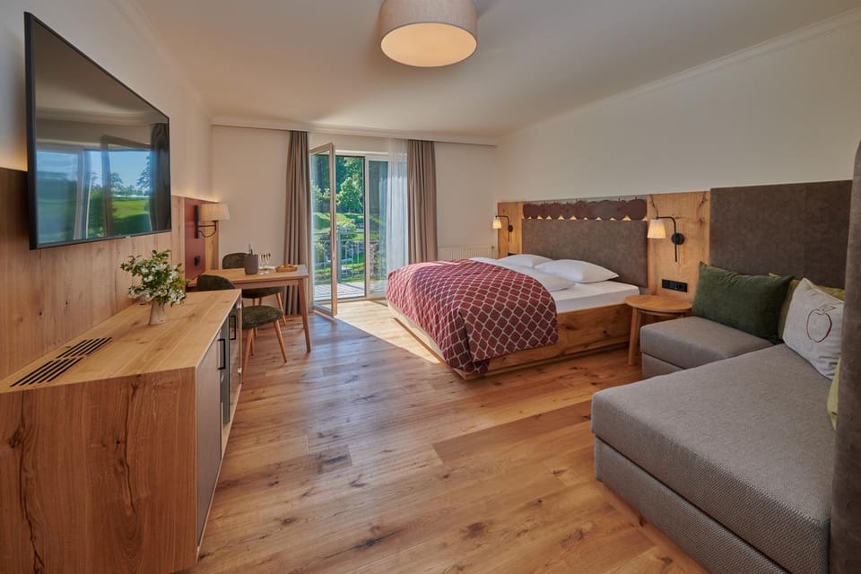 Bed, TV and multimedia, Photo of the whole room, Seating area, Bedroom
