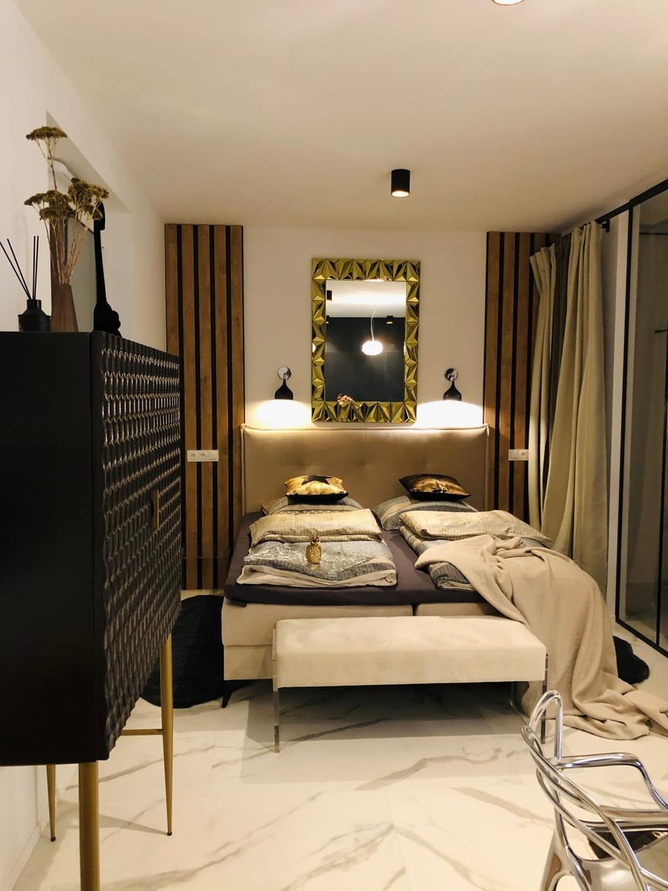 Bed, Photo of the whole room, Bedroom