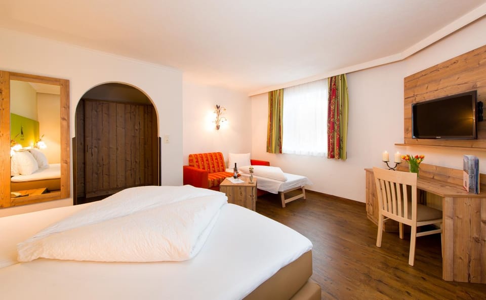 Bed, TV and multimedia, Living room, Seating area, Bedroom