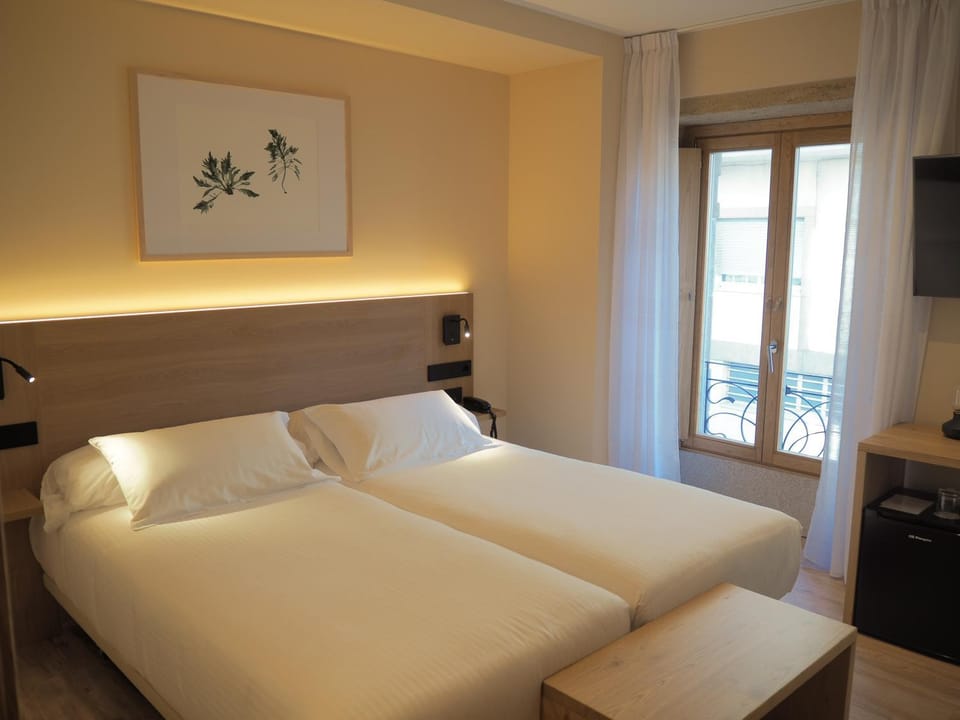 Bedroom, Street view