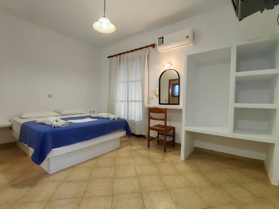 Bed, TV and multimedia, Photo of the whole room, Bedroom, wardrobe