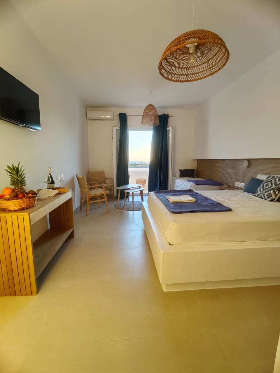 Bed, TV and multimedia, Photo of the whole room, Seating area, Bedroom