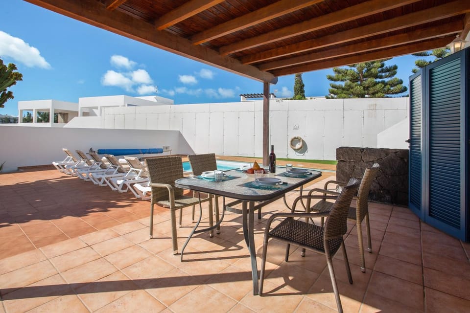 Property building, Balcony/Terrace, Living room