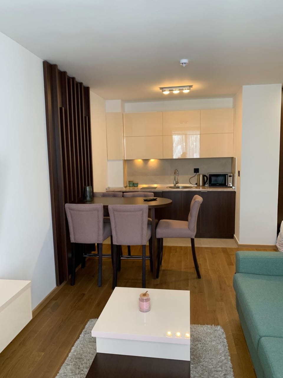 Kitchen or kitchenette, Dining area