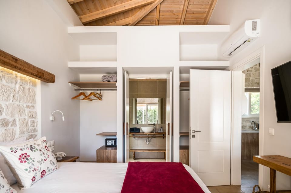 Bed, TV and multimedia, Bedroom, wardrobe, air conditioner