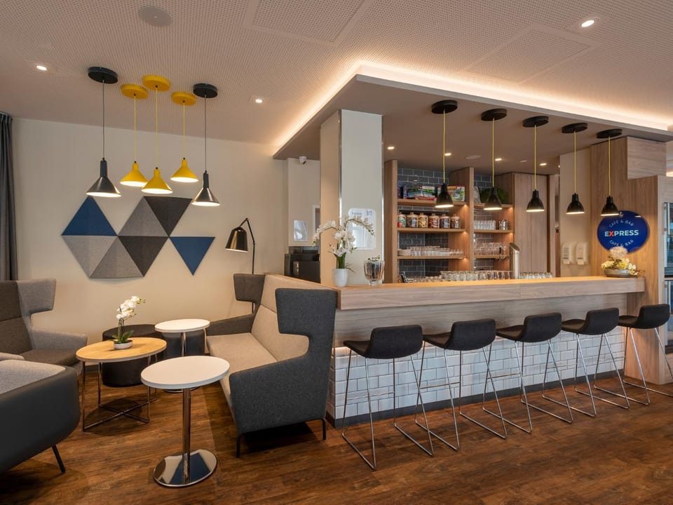 Restaurant/places to eat, Lounge or bar